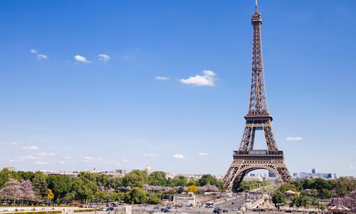 French tricolor flag with a digital circuit pattern representing France's government digital sovereignty mandate to replace Windows with Linux across 2.5 million civil servant workstations in April 2026