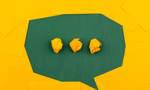 Smartphone with messaging apps representing the comparison between Signal, WhatsApp and Telegram for privacy in 2026