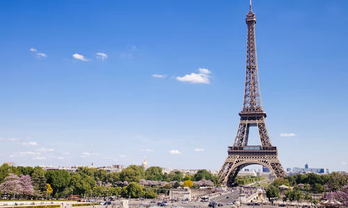 French tricolor flag with a digital circuit pattern representing France's government digital sovereignty mandate to replace Windows with Linux across 2.5 million civil servant workstations in April 2026